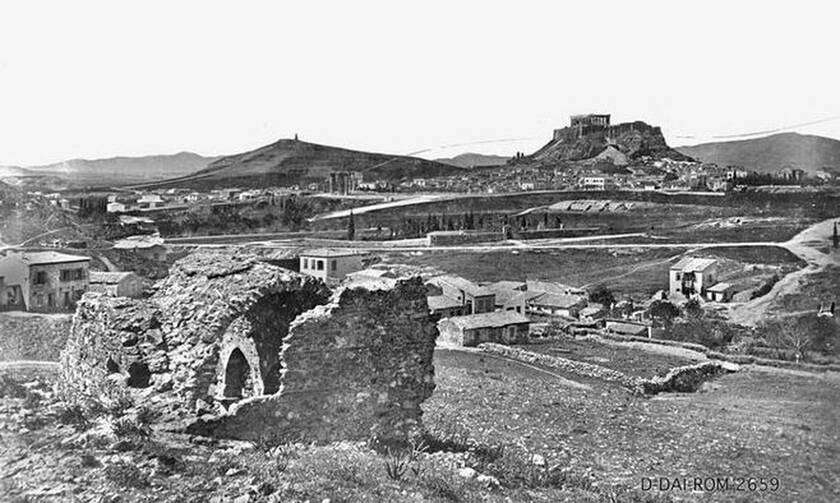 Η παλιά Αθήνα: Άγνωστες φωτογραφίες με ποτάμια και αρχαία τείχη