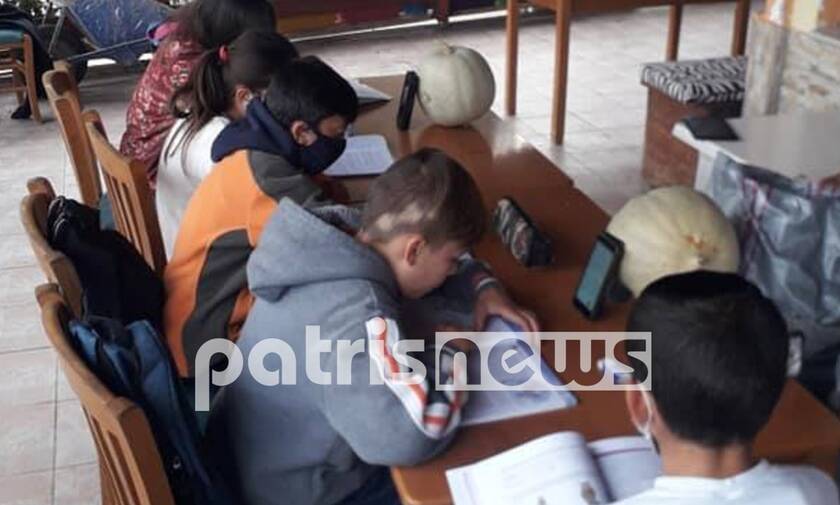 Ηλεία: Εικόνες ντροπής! Τηλεκπαίδευση στο… καφενείο του χωριού