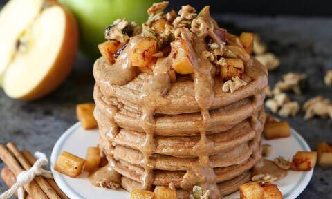 Αυτά τα pancakes φτιάχνονται με μήλο και είναι τα πιο διαιτητικά
