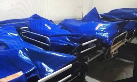 Κορονοϊός – Εικόνες τρόμου: Βάζουν νεκρούς σε σακούλες εκτός ψυκτικών θαλάμων