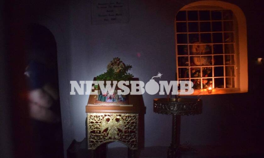 Αποκλειστικό Newsbomb.gr: Στην Ύδρα έβγαλαν εικόνα από εκκλησάκι και την φιλούσαν οι πιστοί́!