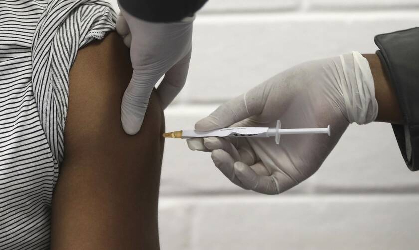 Εμβόλιο κορονοϊού: 4 εκατ. δόσεις έως το τέλος του χρόνου ετοιμάζει η AstraZeneca