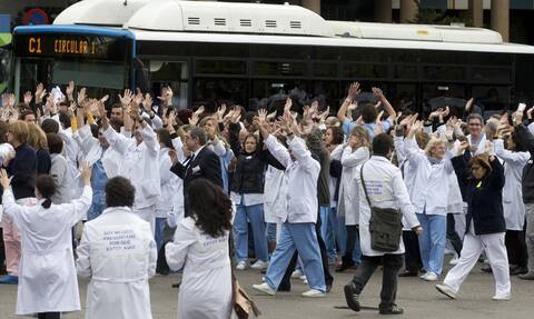 Ισπανία - Ισπανία: Γιατροί και νοσηλευτές διαδήλωσαν κατά των περικοπών στον τομέα της Υγείας