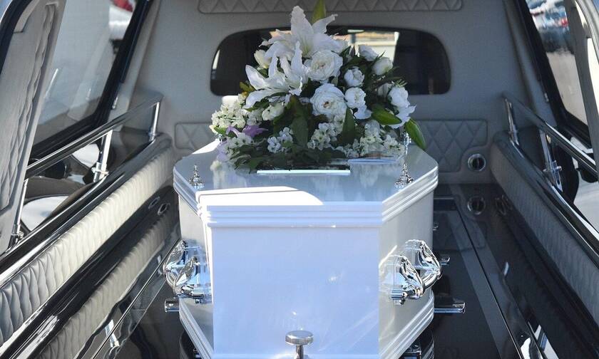 Απίστευτο περιστατικό σε κηδεία: Απαγόρευσαν την είσοδο στον νεκρό (vid)