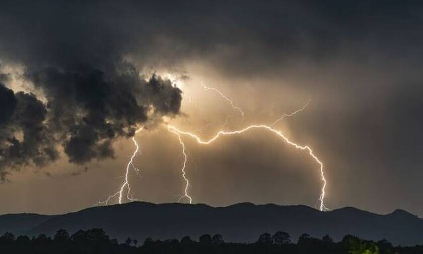 Έκτακτο δελτίο επιδείνωσης καιρού - EMY: Ισχυρές καταιγίδες και χαλάζι τις επόμενες ώρες