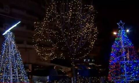 Θεσσαλονίκη: Χριστουγεννιάτικη... υπερπαραγωγή! Δείτε πώς στόλισε το κατάστημά του (vid)