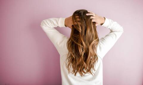 Αυτό είναι το μυστικό για να δώσεις όγκο στα λεπτά και λιπαρά μαλλιά σου