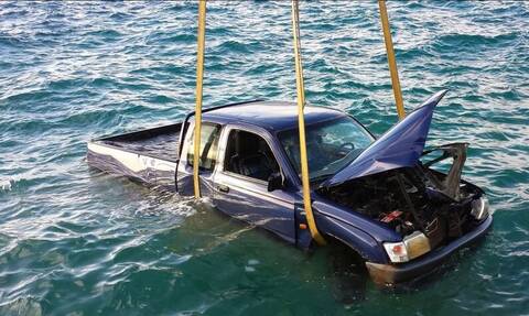 Τραγωδία στην Αντίπαρο - Τρεις νεκροί από πτώση αυτοκινήτου στο λιμάνι