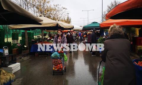 Ρεπορτάζ Newsbomb.gr: Γεμάτες από κόσμο οι λαϊκές αγορές για τα τελευταία ψώνια πριν τις γιορτές 