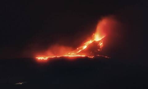 Αίτνα: «Βρυχάται» και προκαλεί τρόμο – Ποτάμια λάβας από το ηφαίστειο που ξύπνησε