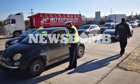 Ρεπορτάζ Newsbomb.gr: Μπλόκα της τροχαίας στα διόδια: Εκτεταμένοι οι έλεγχοι, «πέφτουν» και πρόστιμα