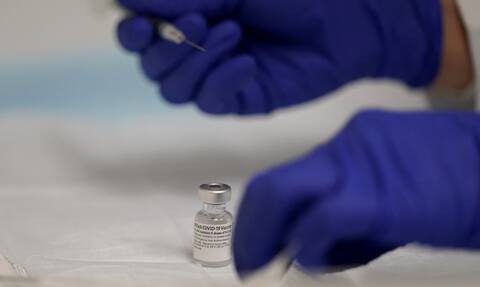 Κορονοϊός: Στην Ελλάδα τα πρώτα εμβόλια - Πέρασαν τον Προμαχώνα (vid)