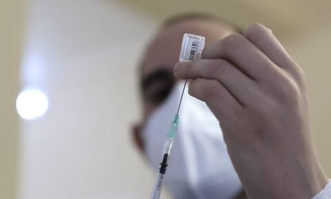 Εμβόλιο κορονοϊού: Τι ισχύει για τoν χρόνο της δεύτερης δόσης – Τι λένε οι ειδικοί
