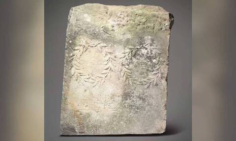 Μυστήριο με αρχαιοελληνική πλάκα που βρέθηκε στον κήπο σπιτιού στη Βρετανία