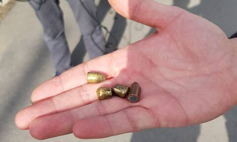 Ακήρυχτος πόλεμος: Αδέσποτες σφαίρες απειλούν παιδιά στη δυτική Αττική – Καταγγελίες στο Νewsbomb