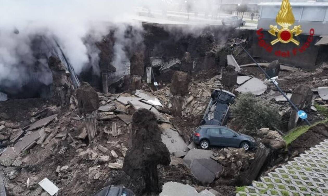 Απίστευτες εικόνες στη Νάπολη: Tρύπα με διάμετρο 2χλμ. «κατάπιε» αυτοκίνητα έξω από νοσοκομείο