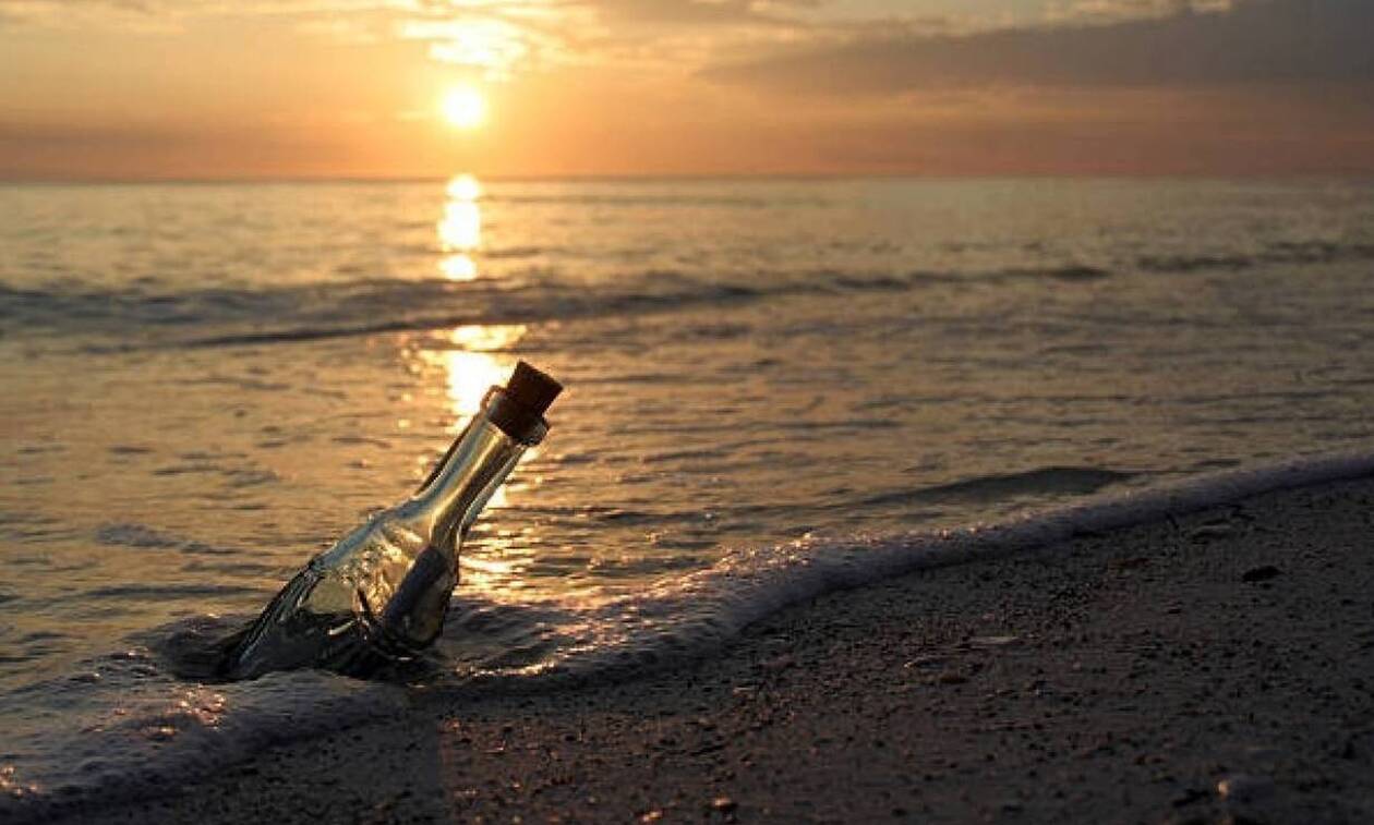 Σέρφερ βρήκε στη θάλασσα μπουκάλι – «Πάγωσε» με αυτό που είχε μέσα