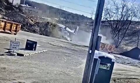 ΗΠΑ: Σοκαριστικό βίντεο με πτώση αεροπλάνου – Από θαύμα γλίτωσε ο πιλότος (vid)