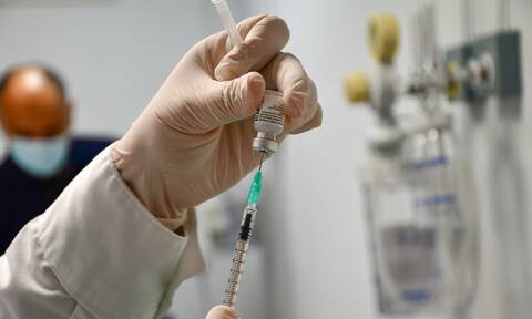 ΠΙΣ κατά Επιτροπής Εμβολιασμών: Λανθασμένη ιεράρχηση και σπατάλη δόσεων εμβολίων