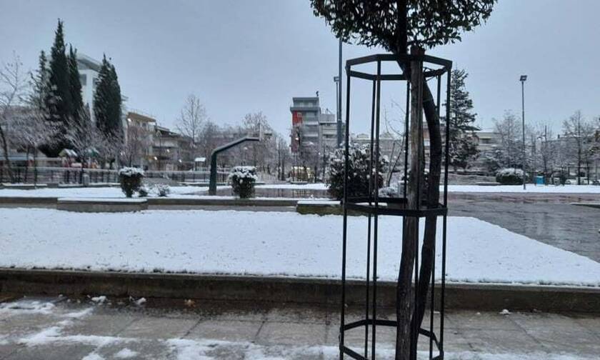 Κακοκαιρία «Λέανδρος»: Πυκνό χιόνι στη Λάρισα - Εντυπωσιακές εικόνες με την πόλη στα λευκά