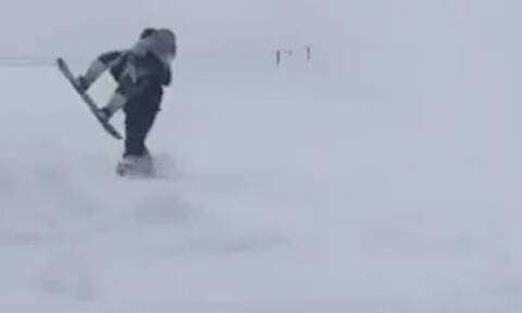 Ρωσία: Η στιγμή που χιονοστιβάδα καταπλακώνει χιονοδρομικό κέντρο (vid)