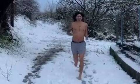 Ίσμαελ Μπλάνκο: Είναι τρελός ο... Ζορό! - Χωρίς ρούχα στα χιόνια της Τρίπολης (videos+photo)