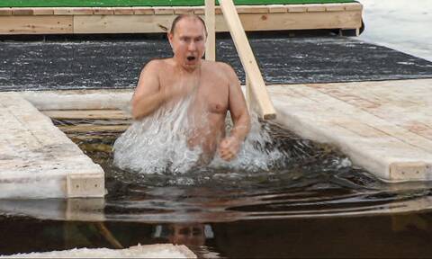 Ο Πούτιν βούτηξε στα παγωμένα νερά στους -20 βαθμούς για να τιμήσει τα Θεοφάνεια (vid)