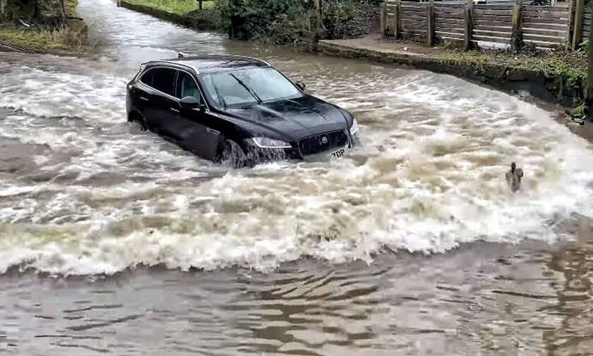 Δείτε πως δεν πρέπει να διασχίζετε έναν πλημμυρισμένο δρόμο (vid)