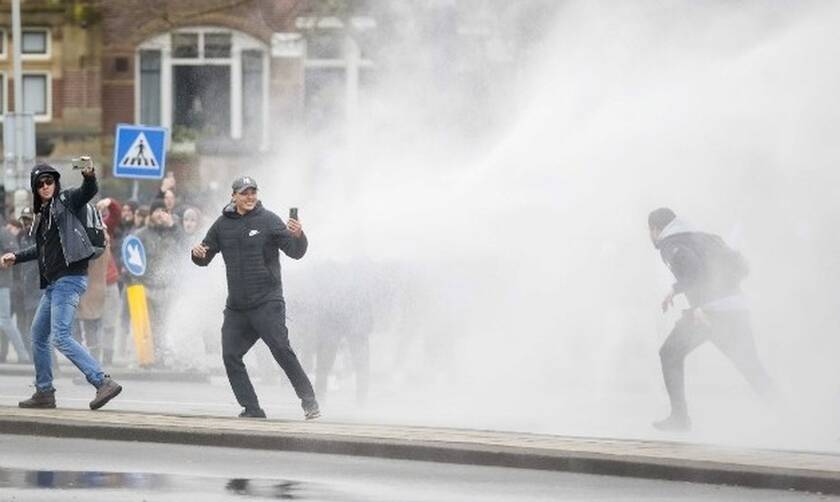 Κορονοϊός: Απαγόρευση κυκλοφορίας στην Ολλανδία - Συγκρούσεις μεταξύ αστυνομικών και διαδηλωτών
