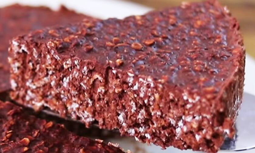Δείτε πόσο εύκολα θα φτιάξετε σοκολατόπιτα με 3 υλικά