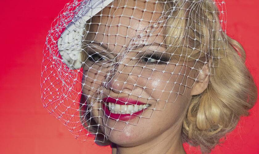 H Pamela Anderson παντρεύτηκε για πέμπτη φορά... και δεν φαντάζεσαι με ποιον!
