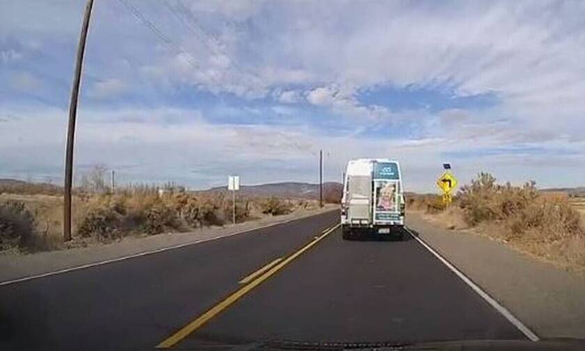 Φορτηγό αναποδογύρισε στο δρόμο και αυτό που έγινε στη συνέχεια δεν το φαντάζεσαι σίγουρα (video)