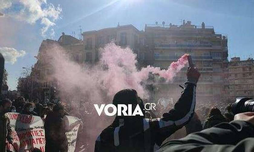 Θεσσαλονίκη - Διαμαρτυρία φοιτητών: Πέταξαν αβγά και πέτρες στην πύλη του ΥΜΑΘ 
