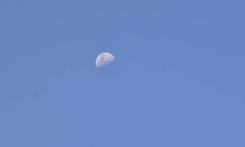 Γιατί oρισμένες φορές βλέπουμε τη Σελήνη και την ημέρα;