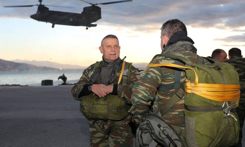 Στρατηγός Φλώρος: Άλμα με αλεξίπτωτο από τον «κομάντο» Αρχηγό ΓΕΕΘΑ την πιο κρύα μέρα του χειμώνα