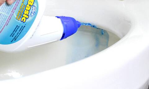 Τρομερό κόλπο: Έτσι θα καθαρίσεις την τουαλέτα χωρίς καθαριστικά!