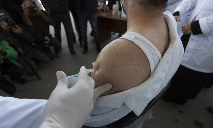 Εμβόλιο AstraZeneca: «Όχι» στη χορήγησή του στους άνω των 65 θα εισηγηθούν οι Έλληνες ειδικοί