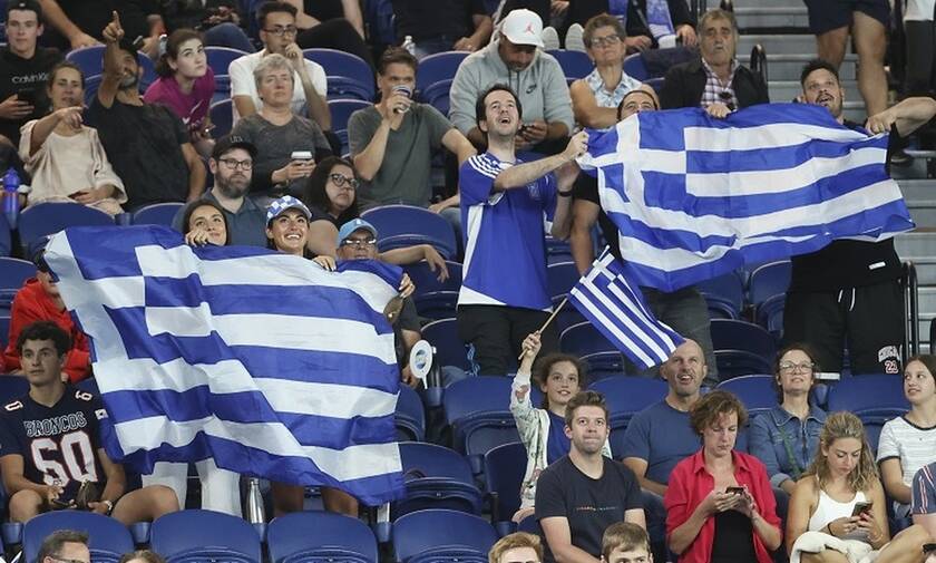 Στέφανος Τσιτσιπάς: Εικόνα γεμάτη Ελλάδα! - Οι ομογενείς χόρεψαν Πάριο στο γήπεδο (video)