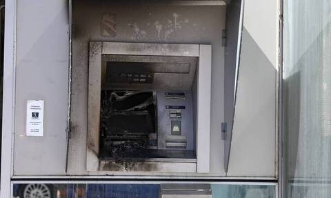 Μπαράζ επιθέσεων στην Αθήνα: Διέλυσαν ΑΤΜ, τράπεζες, δημαρχείο και ΕΛΤΑ 