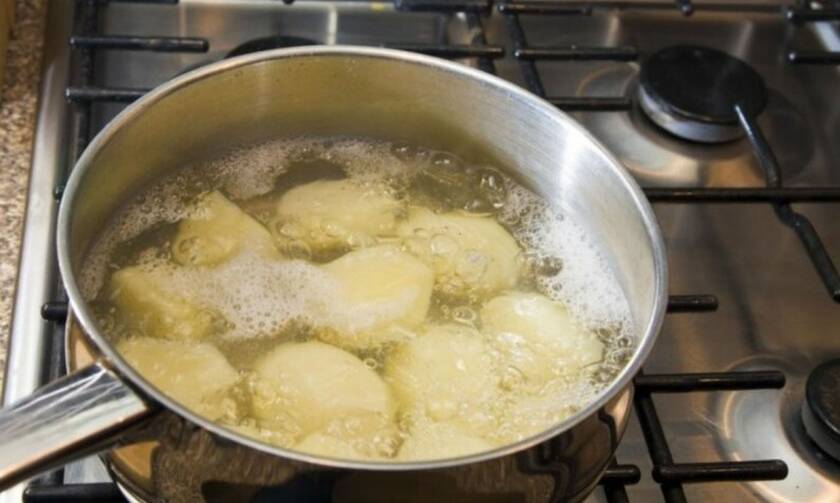 Απόλυτος τρόπος για να βράσεις πολύ γρήγορα πατάτες!