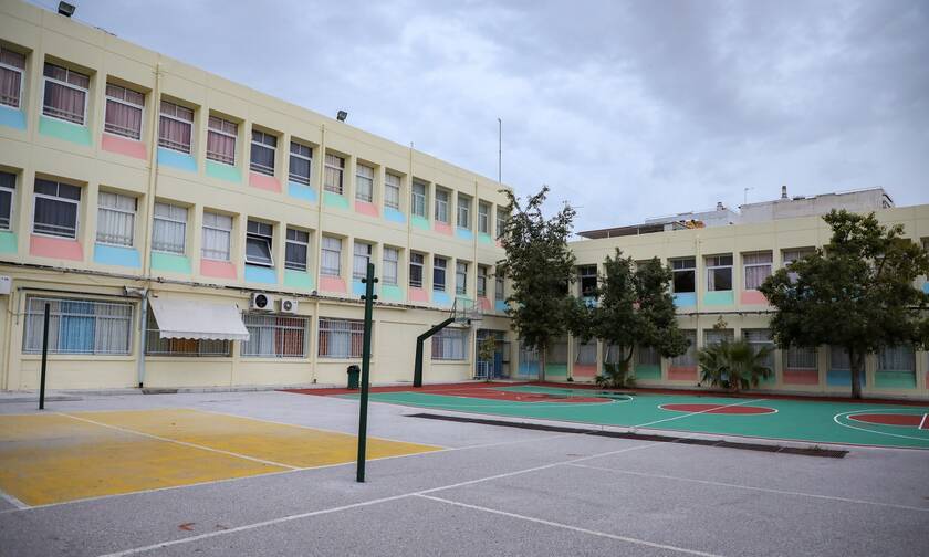 Κορονοϊός - Συναγερμός για σχολεία: Διασωληνώθηκε δασκάλα που δίδασκε σε τρία δημοτικά