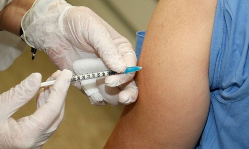 Κορονοϊός: Ποιες παθήσεις επιβάλλουν τον κατά προτεραιότητα εμβολιασμό