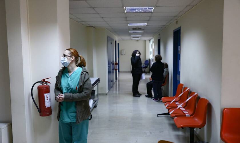 Κορονοϊός: «Ασφυκτιούν» τα νοσοκομεία - Διπλάσιες οι εισαγωγές από τα εξιτήρια  