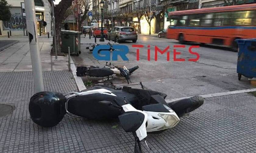 Κακοκαιρία στη Θεσσαλονίκη: Ισχυροί άνεμοι ξερίζωσαν δέντρα και «γκρέμισαν» μοτοσικλέτες