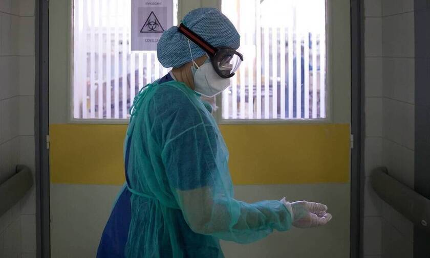 ΠΟΕΔΗΝ – Κορονοϊός: Οι κλινικές γεμίζουν και οι ασθενείς μεταφέρονται από νοσοκομείο σε νοσοκομείο 