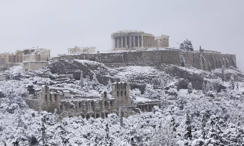 Ακρόπολη: Η εντυπωσιακή φωτογραφία με χιονισμένο τον ιερό βράχο από την κακοκαιρία «Μήδεια»