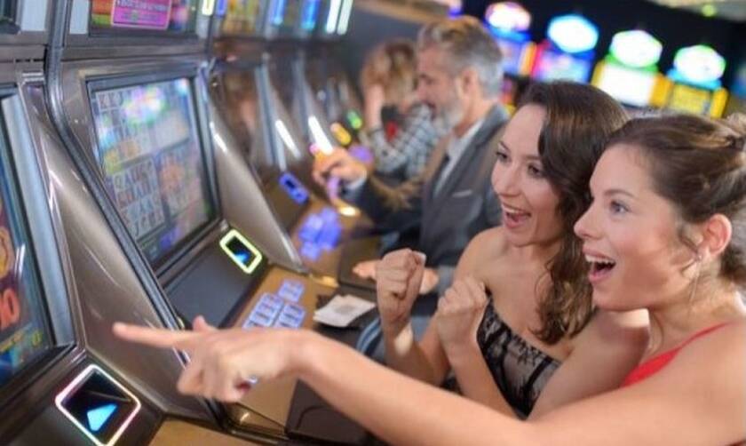 Γιατί οι γυναίκες λατρεύουν τα slots;