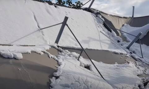 Μήδεια: Bενζινάδικο κατέρρευσε από το βάρος του χιονιού στο Χαϊδάρι - Απίστευτες εικόνες