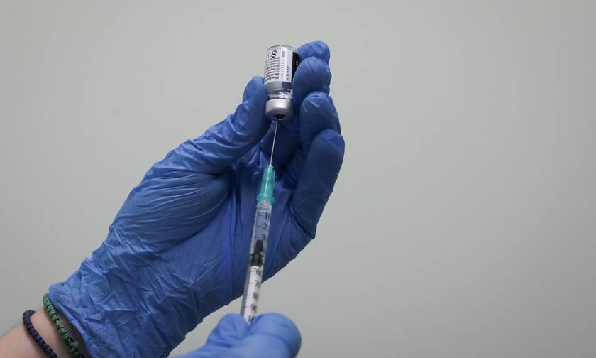 Εμβόλιο κορονοϊού: Η δεύτερη δόση προκαλεί συχνότερα ανεπιθύμητες ενέργειες