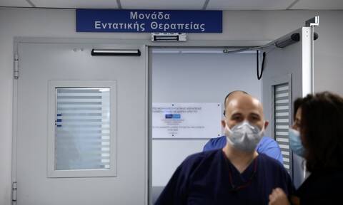 ΜΕΘ: Τελειώνουν οι κλίνες στην Αττική σε λίγες μέρες - Μεταφορές ασθενών από ένα νοσοκομείο σε άλλο